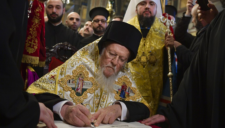 Глава Фанара хочет получить обещанные еще Порошенко святыни УПЦ, - эксперт