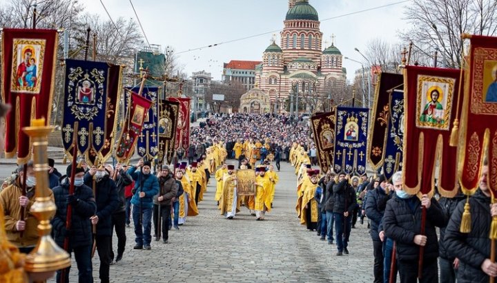 На хресній ході УПЦ в Харкові віруючі молилися про мир в Україні