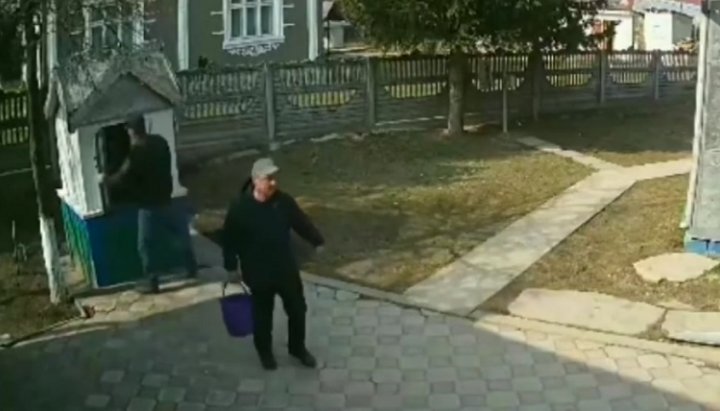 Видео с камеры наблюдения опровергает ложь ПЦУ о недопуске их к воде. Фото: скриншот видео со страницы общины Свято-Успенского храма УПЦ в Facebook.