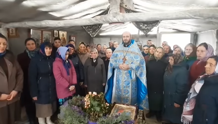 Лишенная храма община УПЦ в Холопичах просит помочь построить новый