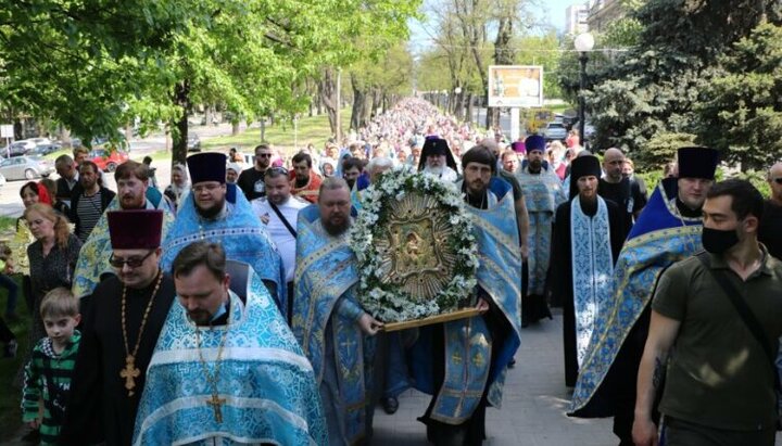 Учасники Хресного ходу в Дніпрі молилися за мир в Україні