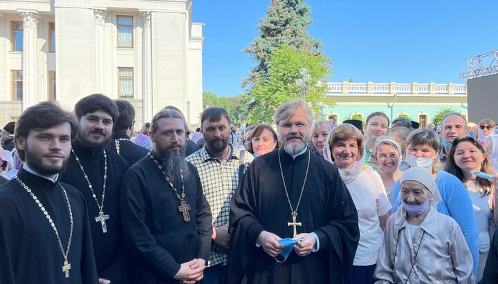 Протоиерей Николай Данилевич на молитвенном стоянии у Верховной Рады. Фото: telegram-канала прот. Николая Данилевича