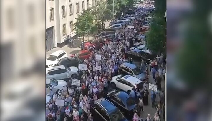 В Сети опубликовали новое видео: #жовті_кєпочкі на пути к Офису Президента