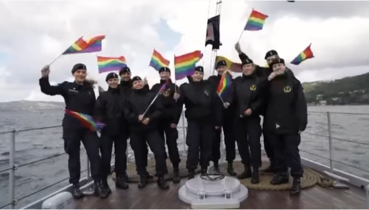 В Норвегии военные корабли приняли участие в ЛГБТ-параде на воде