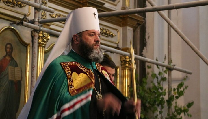 «Ιεράρχης» OCU Μιχαήλ Ζινκέβιτς τέλεσε «λειτουργία» με πατριαρχικό μανδύα