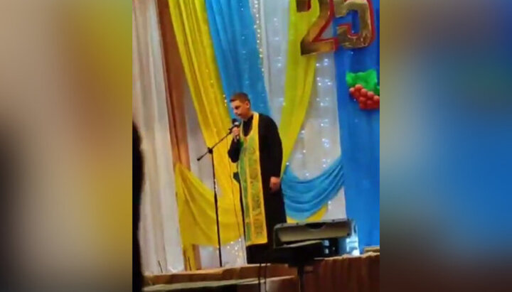 Клирик ПЦУ нахамил участникам мероприятия по случаю Дня Конституции в Вольногорске. Фото: скриншот видео тг-канала Мирославы Бердник