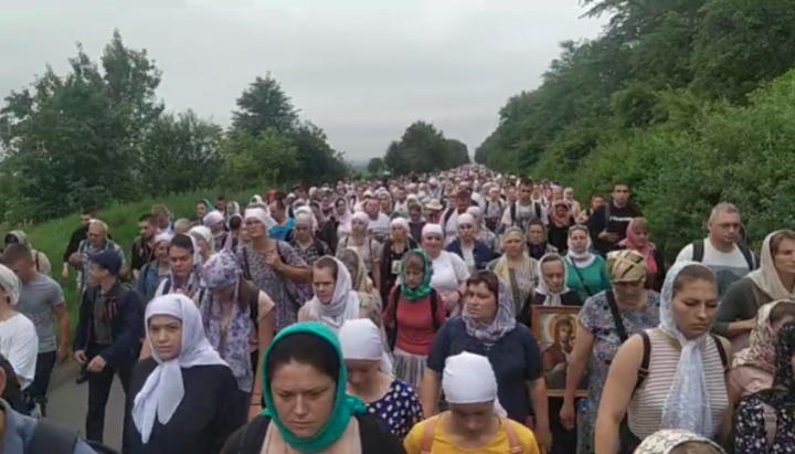Начался многотысячный крестный ход из Черновцов в Крещатицкий монастырь