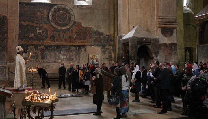 Media demand justice for Georgian Church over UOC servicing "in Russian"