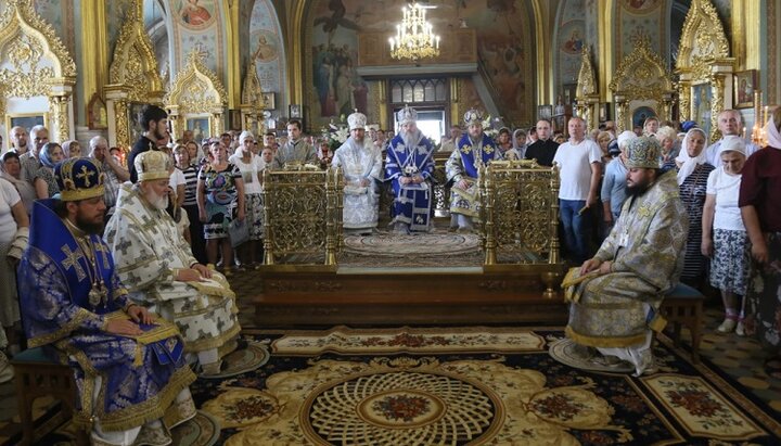 Свято Піщанської ікони Божої Матері в Ізюмі очолили 6 архієреїв УПЦ