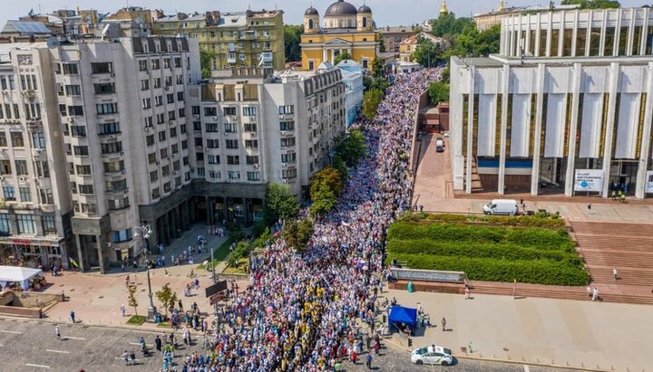 Μόνο μία δύναμη μπορεί να βγάλει τόσους Ουκρανούς στους δρόμους – η UOC