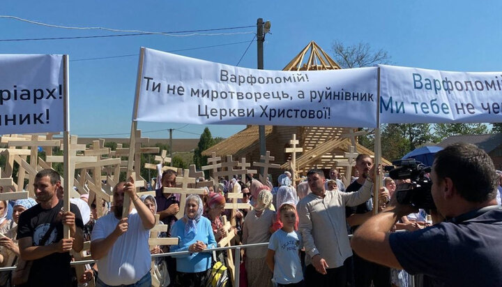 Верующие Винницкой епархии с плакатами против приезда главы Фанара. Фото: news.church.ua