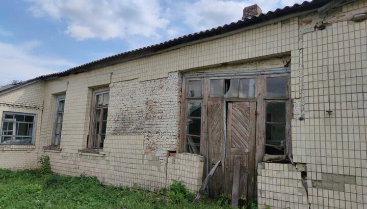 Після захоплення храму громада УПЦ у Бохониках молиться в аварійній будівлі