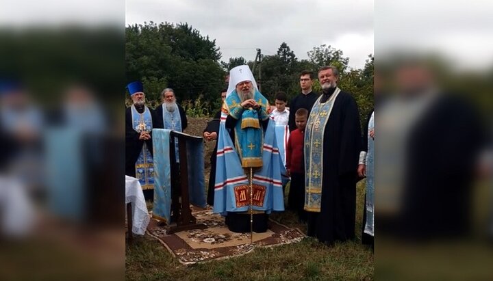 Иерарх УПЦ заложил камень под новый храм в Горошовцах вместо захваченного