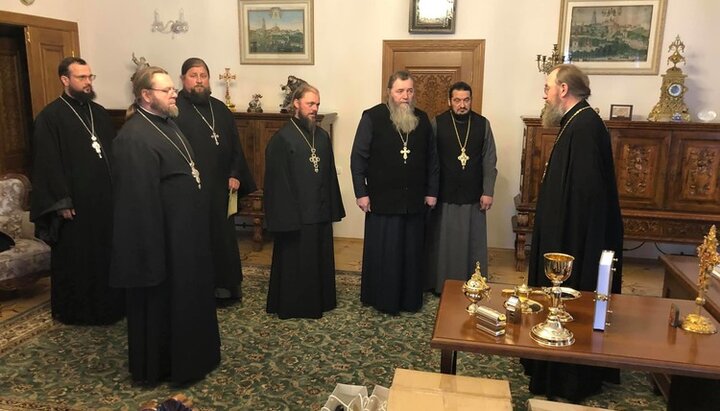 Управделами УПЦ встретился с настоятелями захваченных храмов