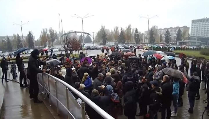 На акции против обязательной вакцинации в Запорожье полиция применила силу