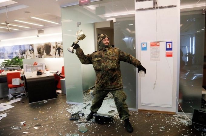 Unknown men attack the 17 Channel office. Photo: screenshot of the channel video
