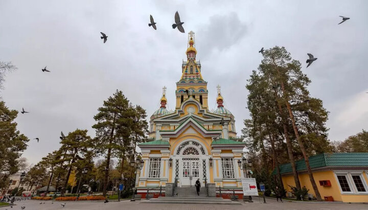 В Алмати продавали килимки з зображенням кафедрального собору РПЦ