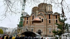 В Луцке на кафедральном соборе установили четвертый купол из пяти