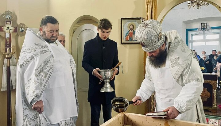 Архиепископ Боголеп освятил Свято-Михайловский храм УПЦ в Водяном