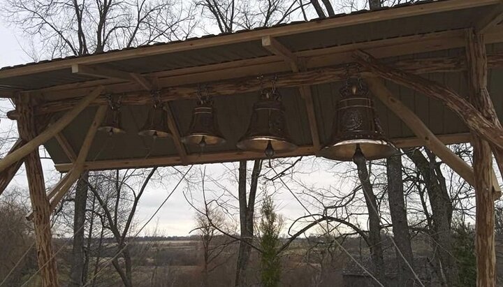 Постраждала від рейдерів громада УПЦ в селі Півче встановила дзвіницю
