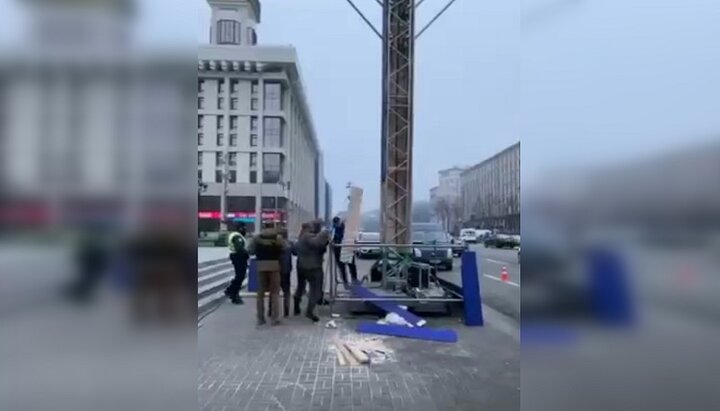 В Киеве на Майдане мужчина пытался разрушить установленную иудейскую Менору
