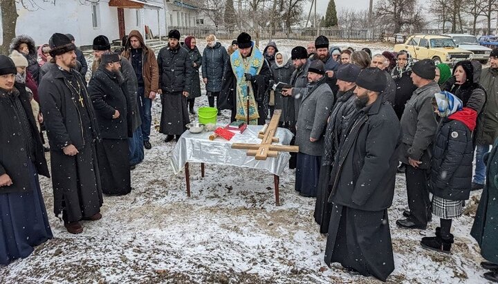 Викарий Тульчинской епархии заложил камень под новый храм УПЦ в Тартаке