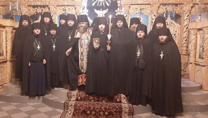 Наместник и братия Покровского монастыря с новопостриженным монахом. Фото: страница Мукачевской епархии УПЦ в Facebook