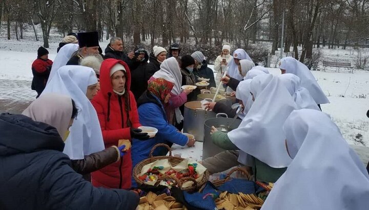 Черкаські сестри милосердя організували регулярну роздачу гарячих обідів