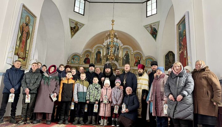 Архиепископ Боголеп провел молебен в храме Чечелиевки, пострадавшем от ПЦУ