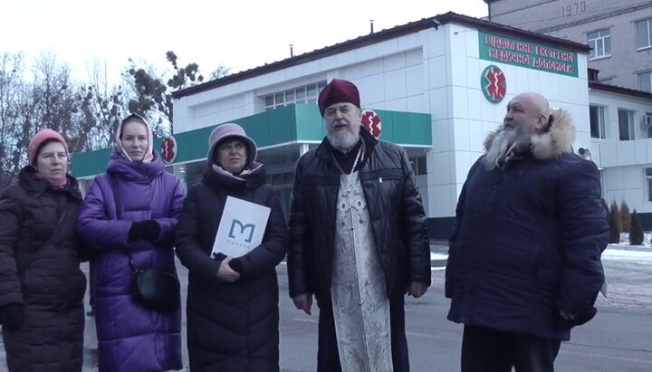 В Броварах духовенство и «Миряне» передали святую воду пациентам больницы