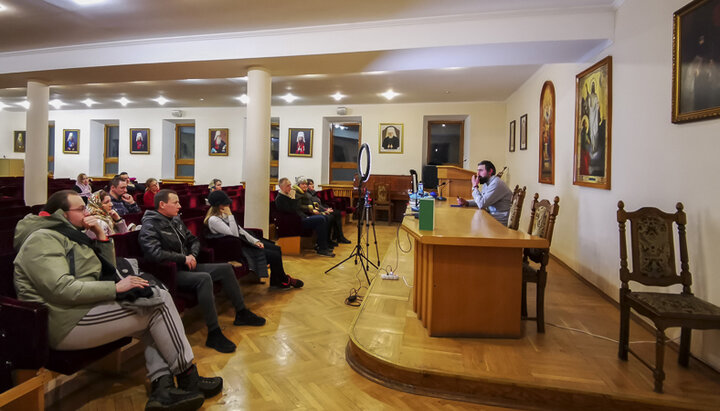 На «молодіжці» в Києво-Печерській лаврі говорили про створення сім'ї