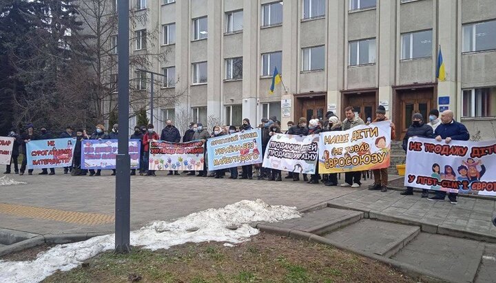 «Украина не инкубатор, дети не товар!»: жители Луцка вышли на пикет под ОГА