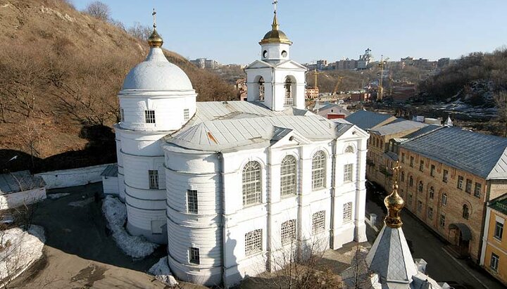 Предстоятель УПЦ возглавил литургию в Крестовоздвиженском храме Киева