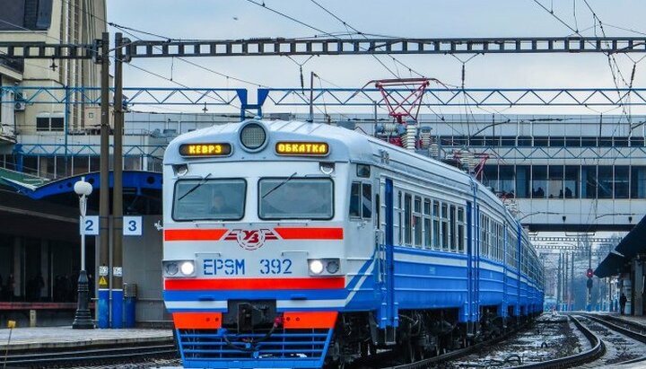 «Укрзализныця» отменяет ряд пригородных поездов по всей стране