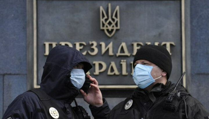 В Украине ввели режим чрезвычайного положения на 30 дней
