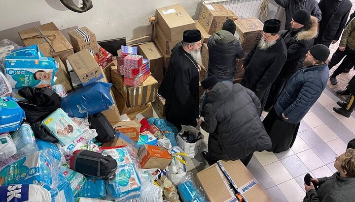 Епископ Румынской Церкви доставил гумпомощь в Черновицую епархию УПЦ
