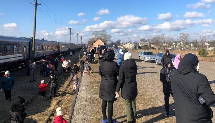 Верующие Владимир-Волынской епархии УПЦ помогают беженцам по пути в Польшу