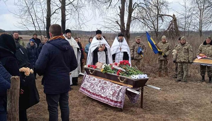 В селе Забужье Тульчинской епархии УПЦ отпели погибшего воина