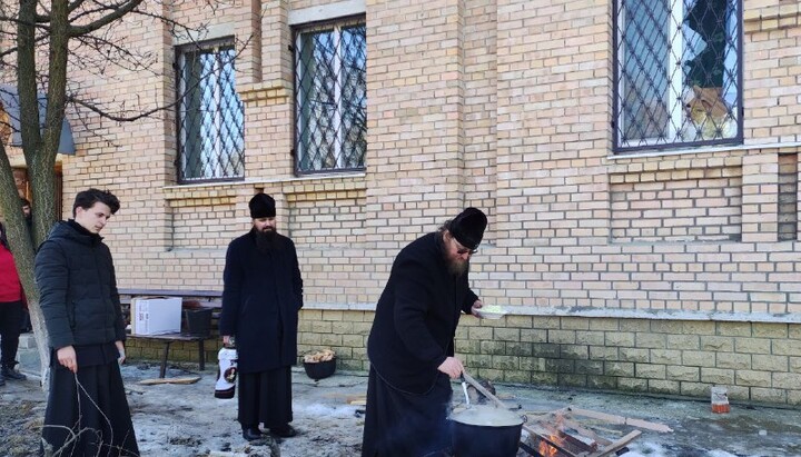 Митрополит Никодим готовит обеды для беженцев
