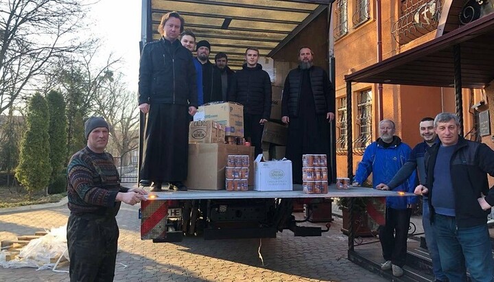 Черкасская епархия УПЦ получила 10 тонн гумпомощи от Румынской Церкви