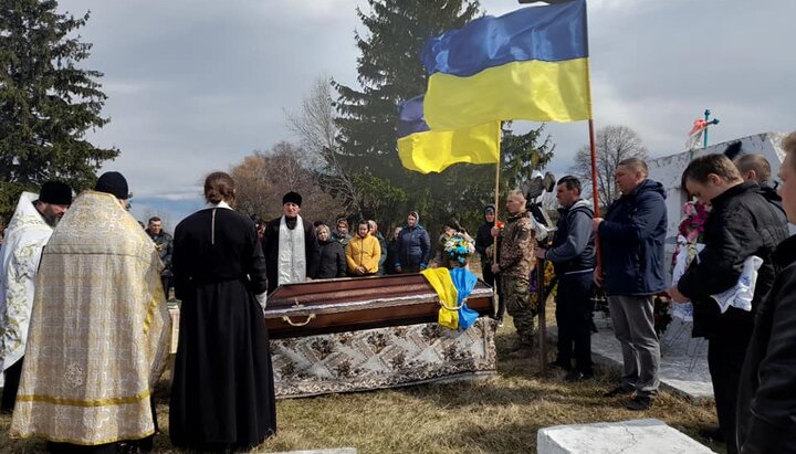 В трех епархиях УПЦ отпели украинских воинов