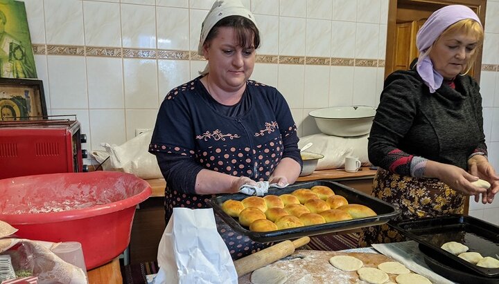 Община Могилев-Подольской епархии УПЦ испекла тысячу пирожков для военных