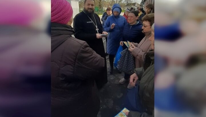 В Харькове священники УПЦ раздали жителям города гумпомощь и иконки