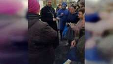 У Харкові священники УПЦ роздали мешканцям міста гумдопомогу та іконки