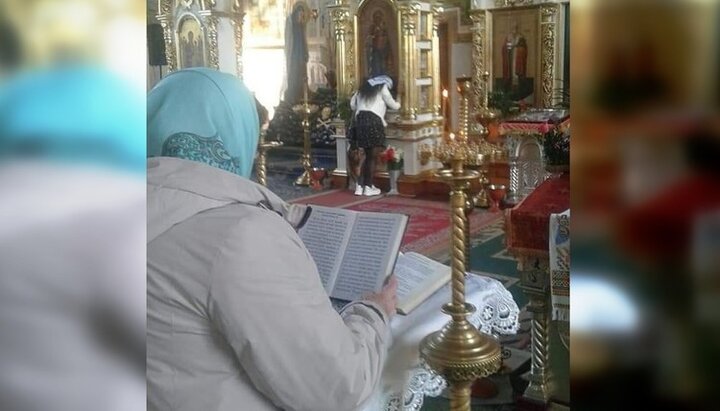 Прихожане Михайловского собора третьи сутки проводят в молитвенном стоянии, круглосуточно читая Псалтирь. Фото: Telegram-канал Черновицкой епархии