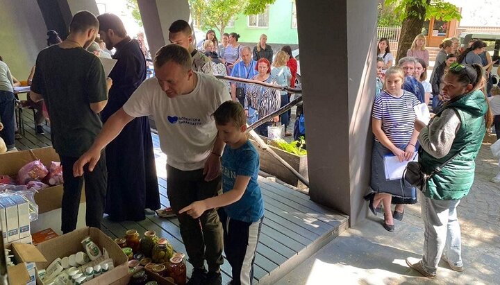 Мукачевская епархия УПЦ передала продукты беженцам с детьми