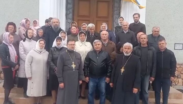 Духовенство и прихожане Михаило-Архангельского храма в Рожище. Фото: скриншот видео со страницы Виктории Кохановской в Facebook