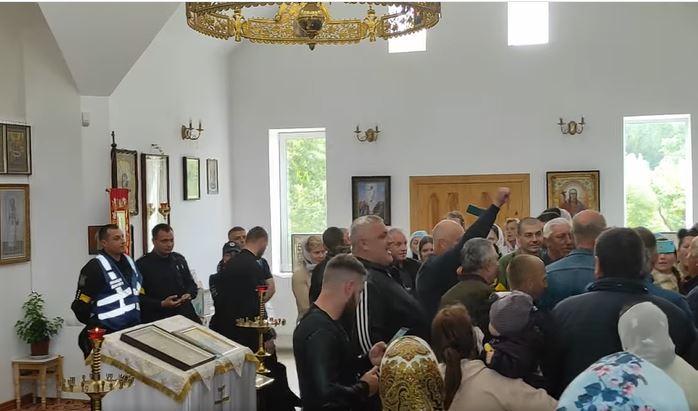 Захват храма в Чернятине: Радикалы ПЦУ выгнали прихожан во время литургии