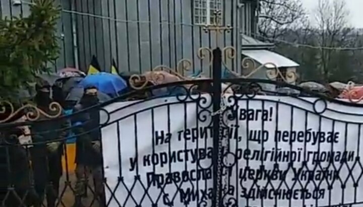 Озброєні люди не пускають представників Чернівецької єпархії до Михальчі