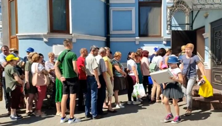 150 семей беженцев получили гумпомощь в Рождественском соборе Кропивницкого